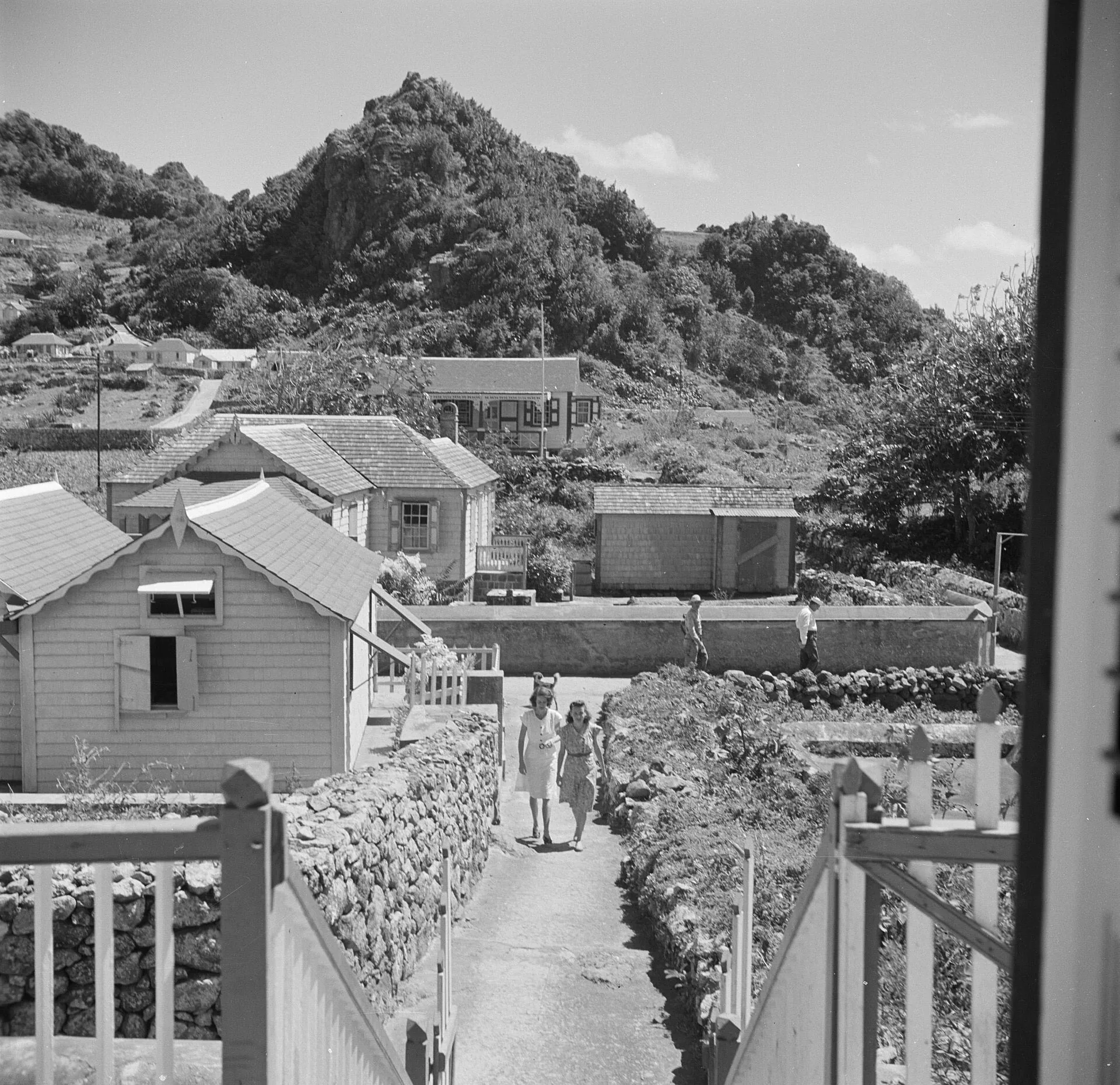 Historisch beeld van Windwardside op Saba met traditionele witte houten huizen op een berghelling