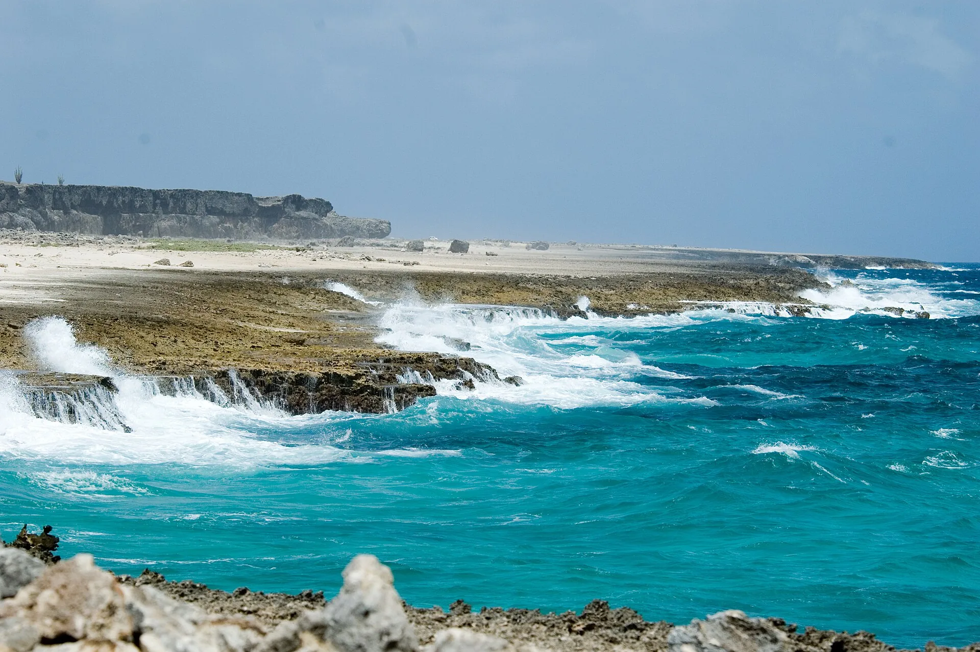 Rotsachtige kust van Washington Slagbaai Park op Bonaire met helder turquoise water